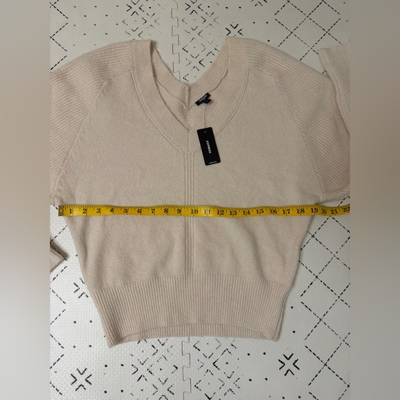 NWT Express Mix Stitch V-Neck Banded Bottom SoHo Sweater M cream - Picture 4 of 8